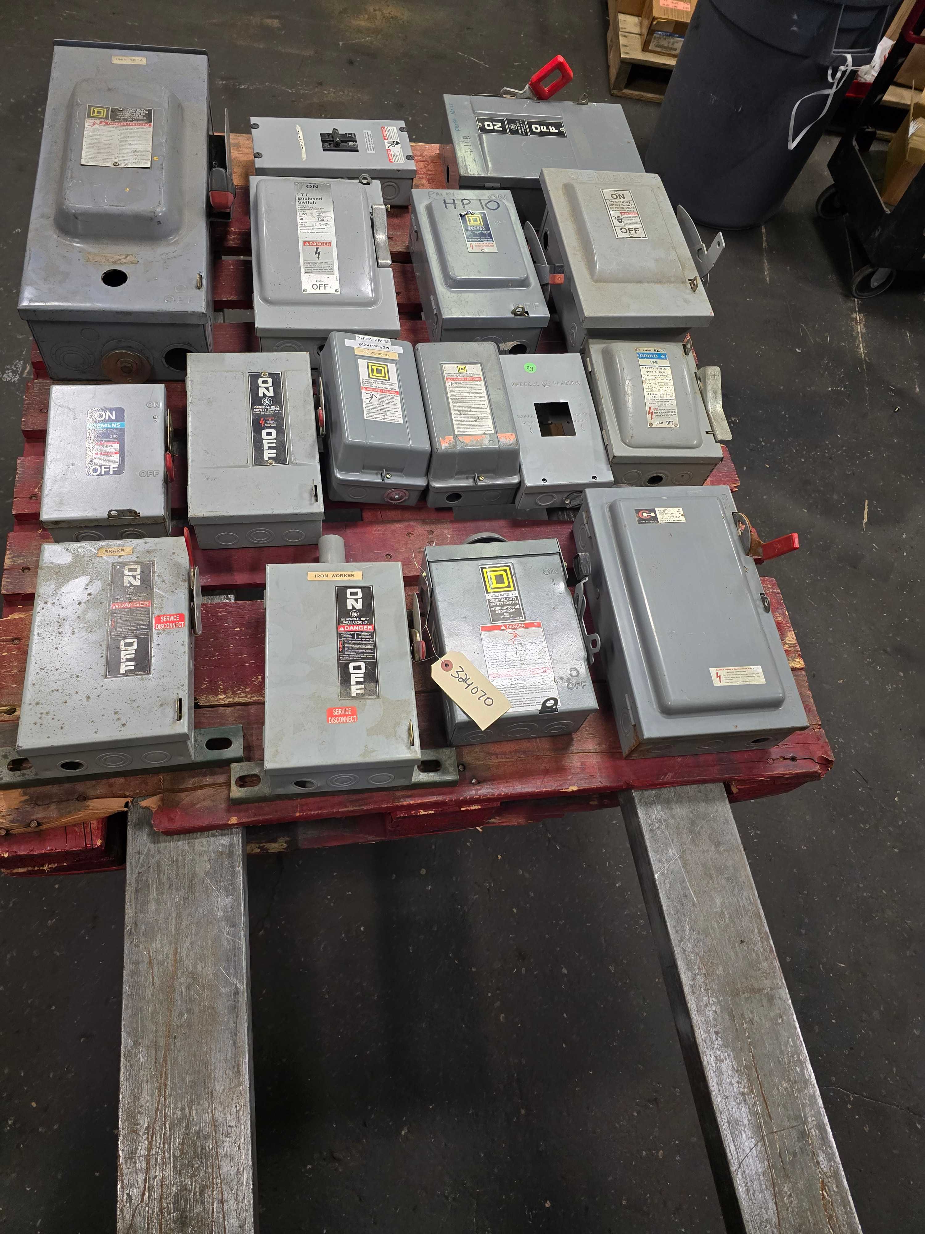 LOT OF SAFETY SWITCHES - ELECTRICAL COMPONENTS LOT OF SAFETY SWITCHES - ELECTRICAL COMPONENTS