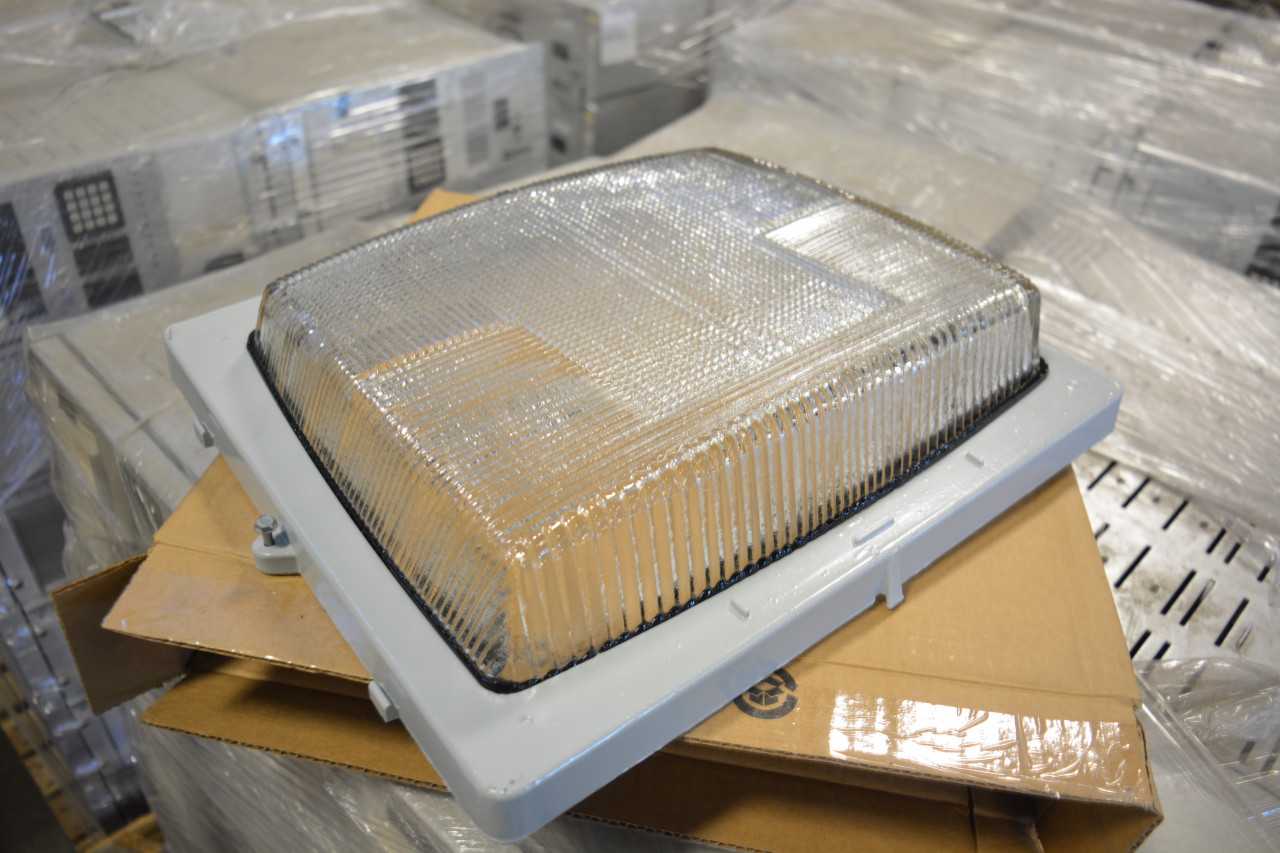 Lot of (7) Wallighter 400 Luminaire – W4L - INDUSTRIAL PARTS