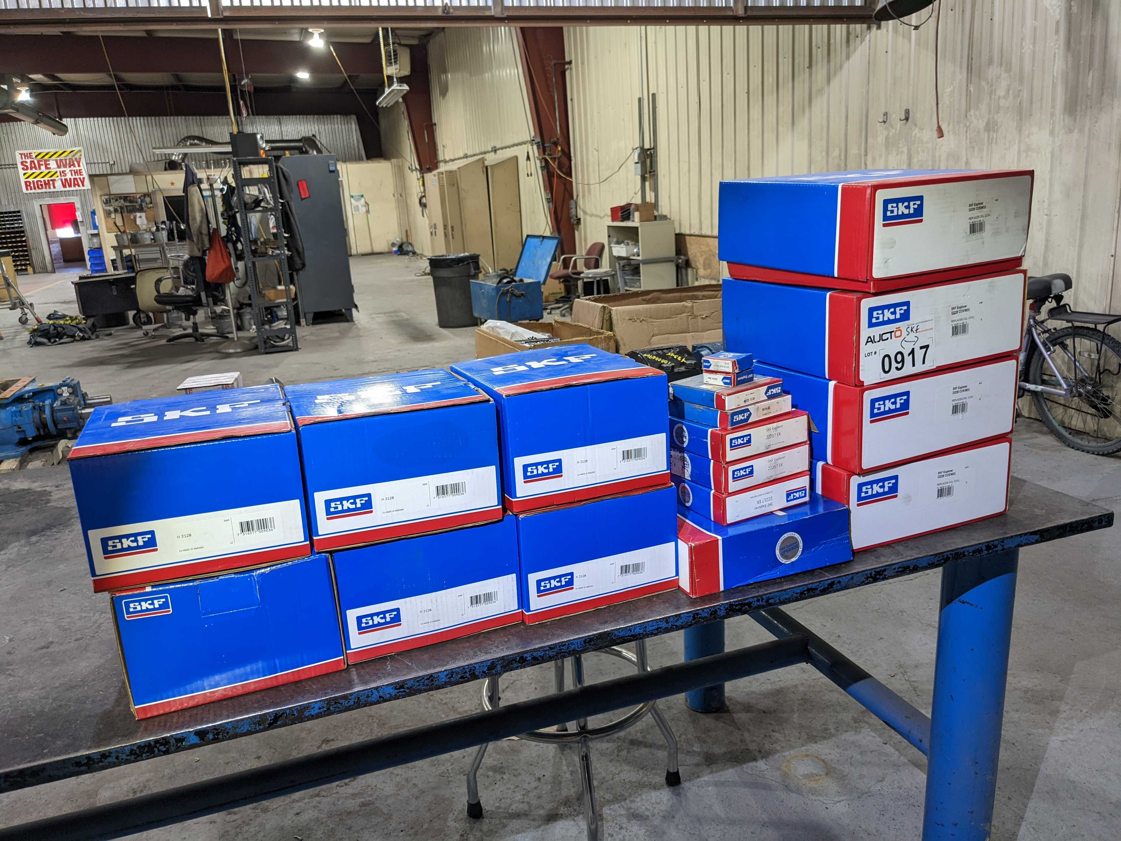 LOT OF BEARINGS AND SLEEVES - BEARINGS LOT OF BEARINGS AND SLEEVES - BEARINGS