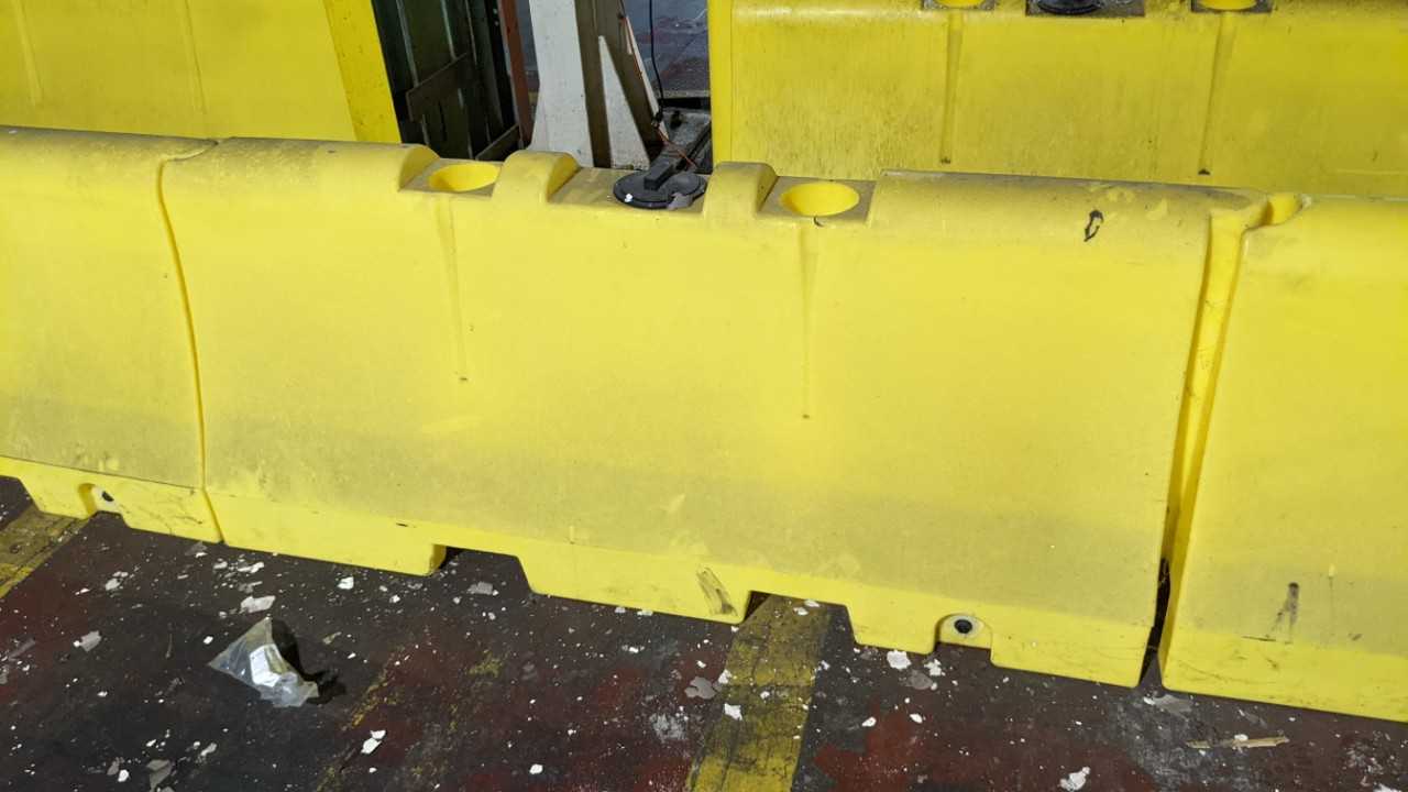 Lot of 10 safety traffic barriers - SAFETY EQUIPMENT
