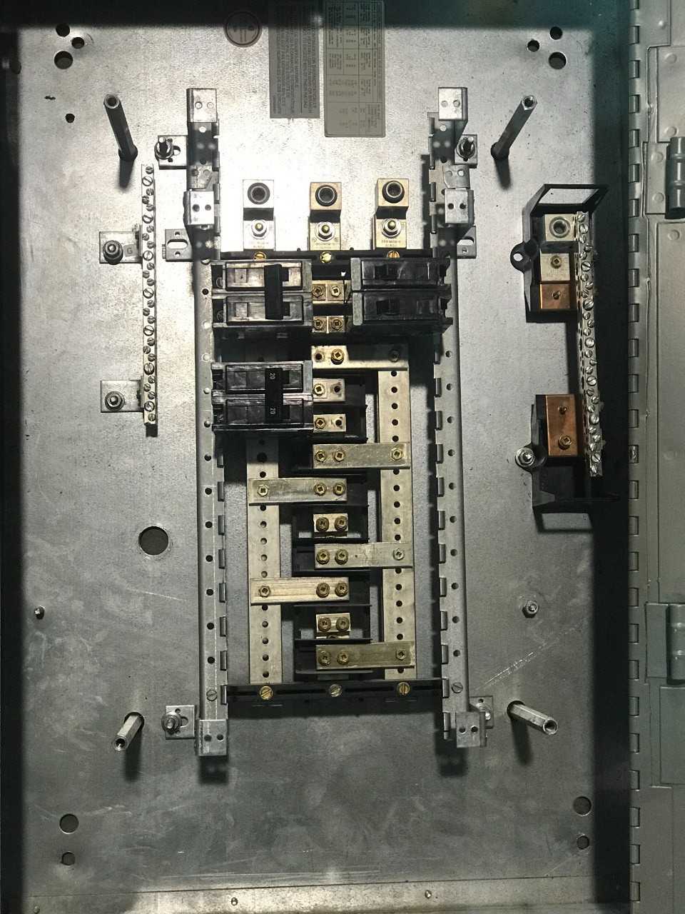 CUTLER-HAMMER/WESTINGHOUSE YS20C30 PANELBOARD (QTY 1) - SWITCHGEAR