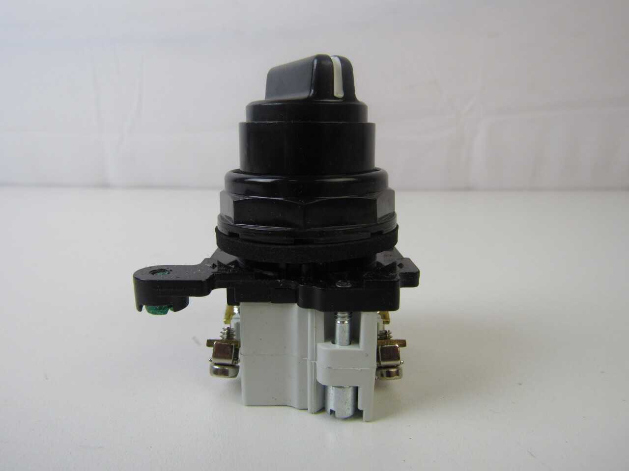 Quantity of 14x E34VFBK1-X1 Selector Switches - ELECTRICAL COMPONENTS