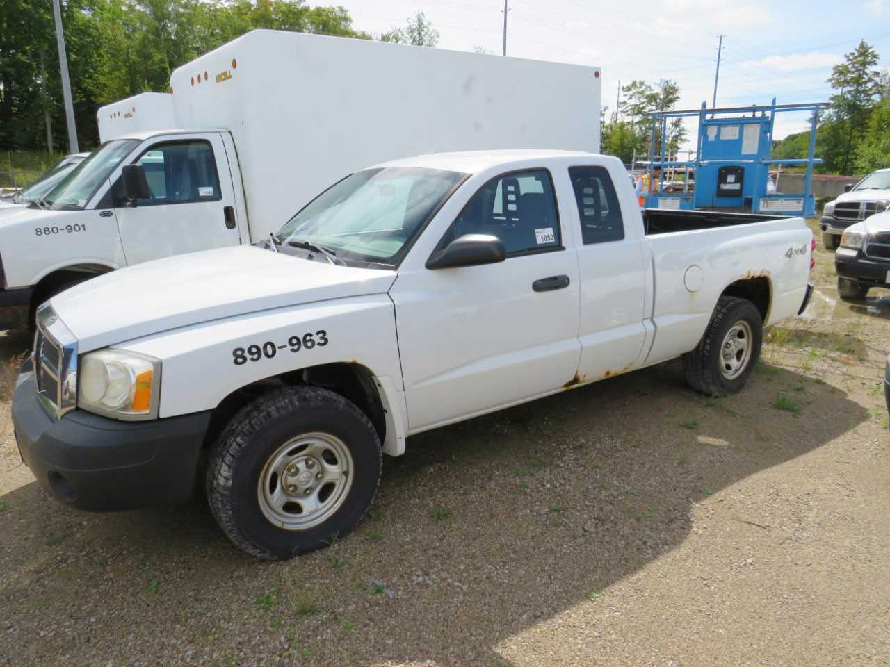2005 DODGE DAKOTA 4X4 C PICKUP TRUCK - HYDRO EXCAVATOR TRUCKS