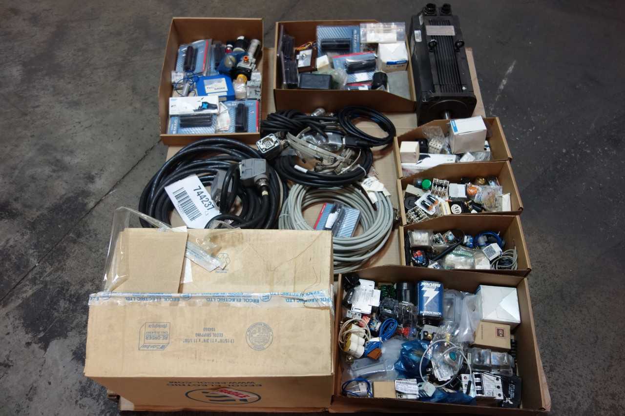 1 PALLET OF ASSORTED ELECTRICAL SERVO MOTOR, CABLES, PUSHBUTTONS, MODULES, BULBS- ALEN BRADLEY, OMRON, SQUARE D - ELECTRICAL COMPONENTS