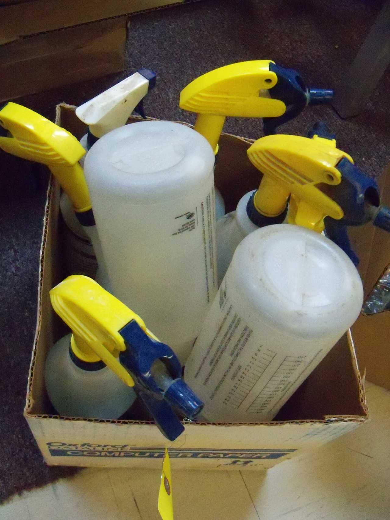 Lot of 17 cleaning bottles - PLANT & FACILITY EQUIPMENT