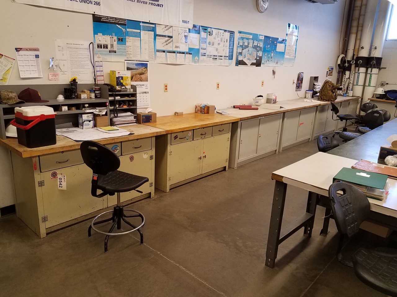 Lot of 5 60" x 30" steel work desks with wood surfaces - MATERIAL HANDLING Lot of 5 60" x 30" steel work desks with wood surfaces - MATERIAL HANDLING
