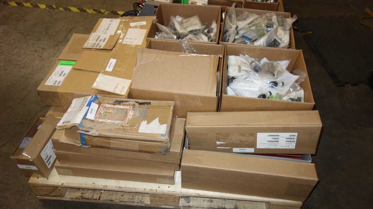 1 PALLET OF ASSORTED EATON ELECTRIC PARTS, PILOT LIGHTS - LIGHTING