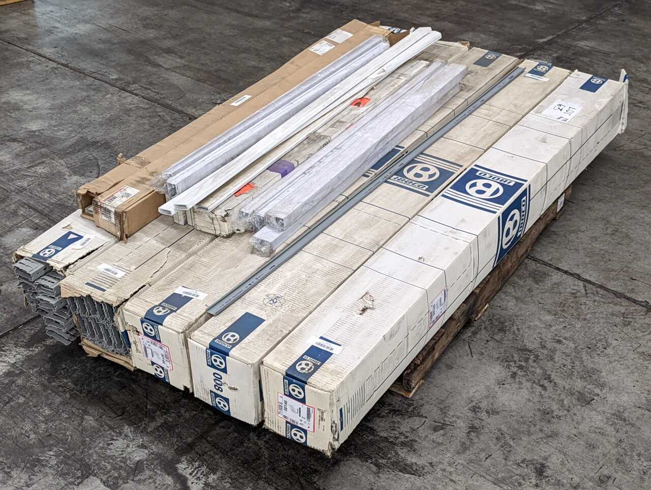 [Iboco, Wiremold] 700+ft. of Wire Ducts of Assorted Sizes - ELECTRICAL COMPONENTS