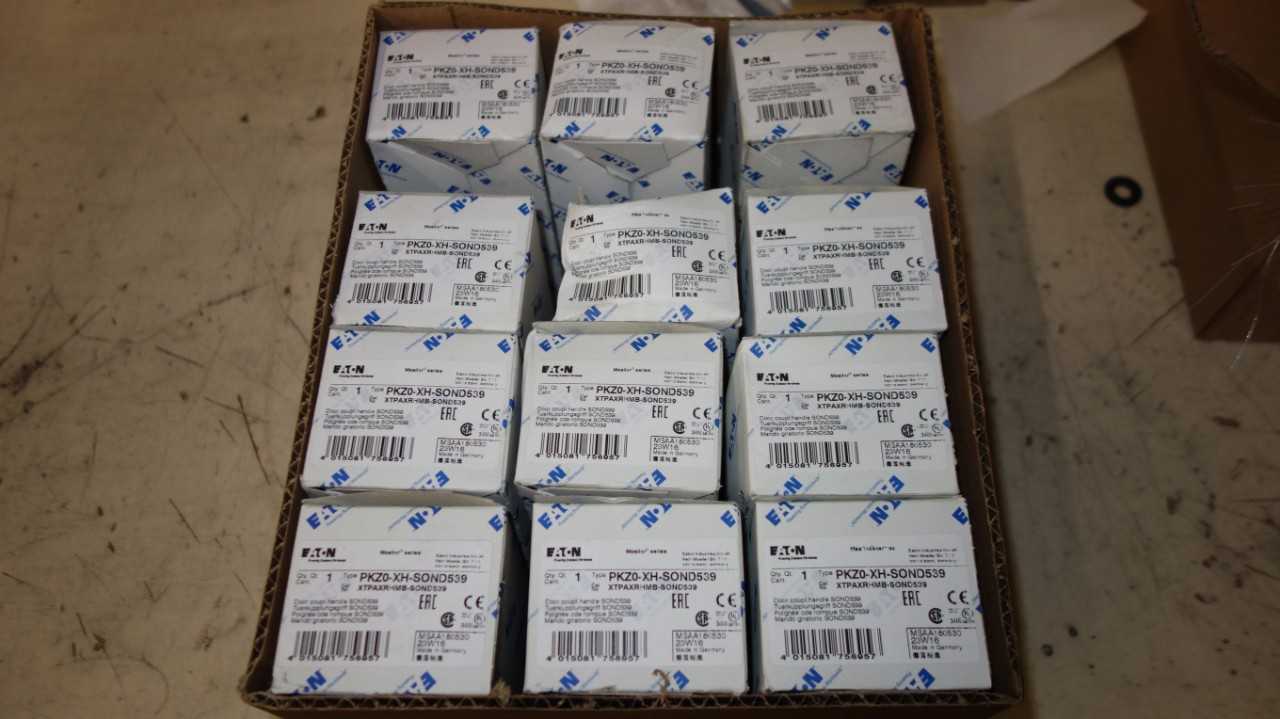 LOT OF 12 EATON PKZ0-XH-SOND539 DOOR COUPLING SWITCHES - ELECTRICAL COMPONENTS