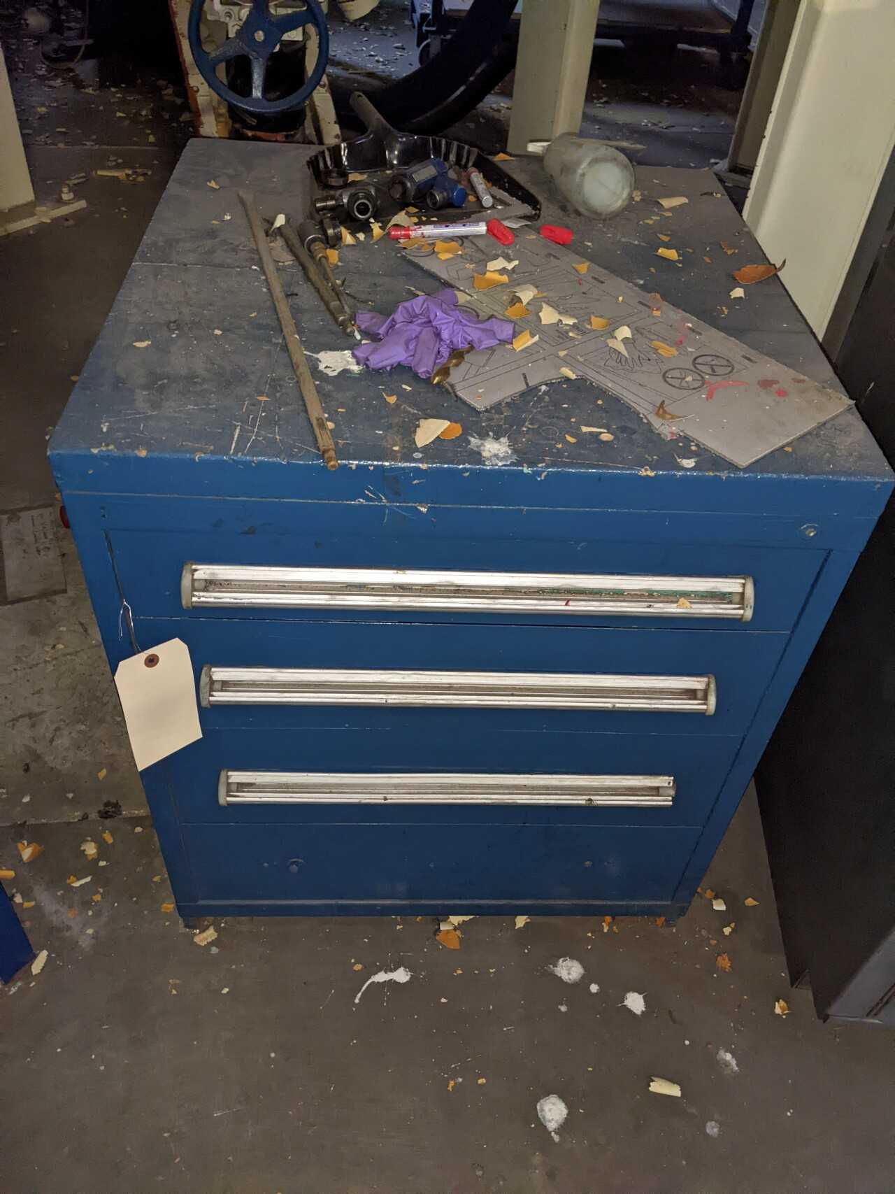 3 DRAWER STANLEY VIDMAR TOOL CABINET WITH CONTENTS, ASSORTED TOOLS, SOCKETS, AIR GUNS, BRUSHES - TOOL STORAGE