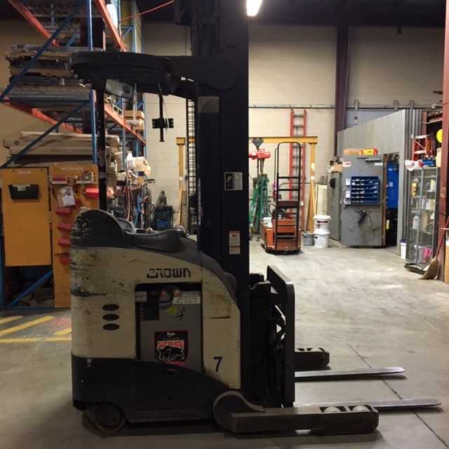2005 Crown RD5225-30 deep reach truck, Lemoyne, PA - REACH TRUCKS