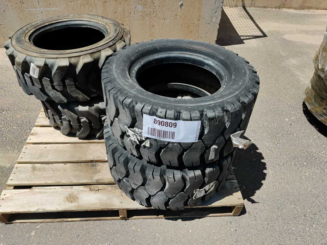 1 PALLET OF 4 INDUSTRIAL TRUCK TIRES - HYDRO EXCAVATOR TRUCKS 1 PALLET OF 4 INDUSTRIAL TRUCK TIRES - HYDRO EXCAVATOR TRUCKS