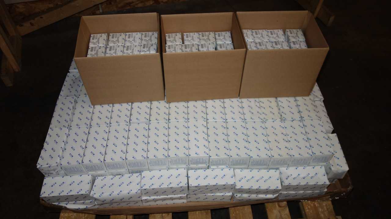 1 PALLET OF EATON PKZ0-XH-SOND539 DOOR COUPLING SWITCHES - TOOL STORAGE