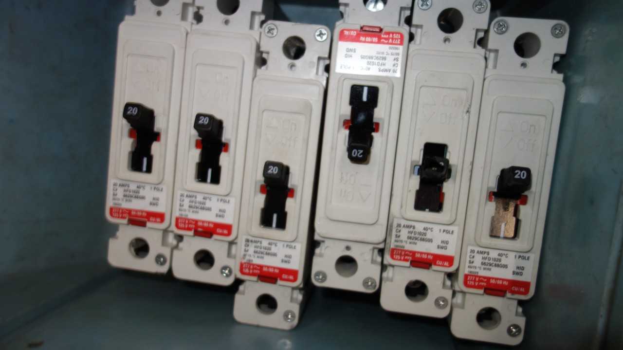 1 PALLET OF ASSORTED EATON ABB CIRCUIT BREAKERS, J250H - CIRCUIT BREAKERS