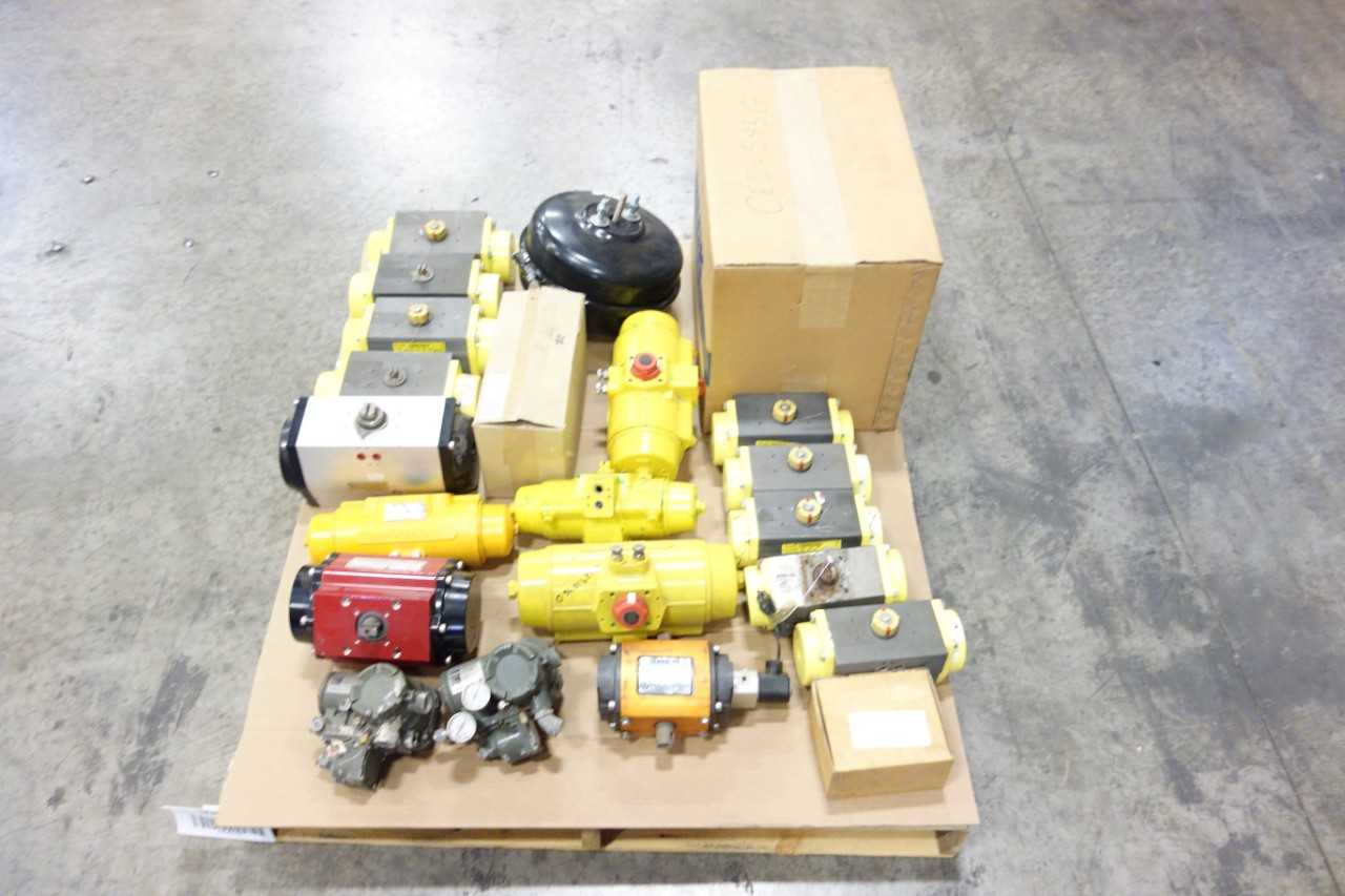 LOT OF ASSORTED PNEUMATIC ACCESSORIES - PNEUMATIC POWER TOOL