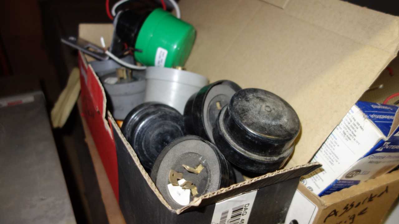 LOT OF ASSORTED LIGHTING COMPONENTS - LIGHTING