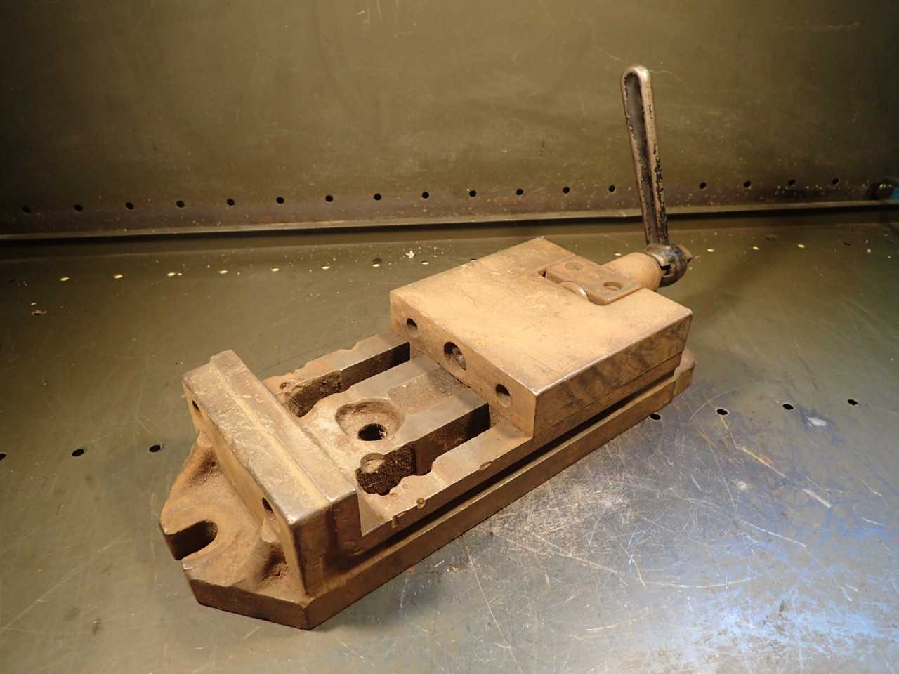 6" Mill Milling Machine Vise: Jaws Open 4-3/4", Used - See Photos for Condition - MILLING MACHINE PARTS