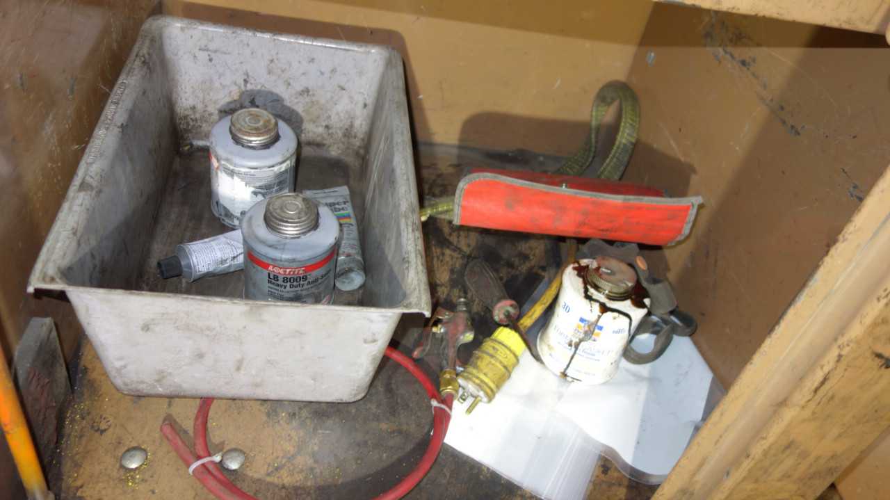 KNACK ROLLING TOOLBOX WITH TOOLS - MISCELLANEOUS