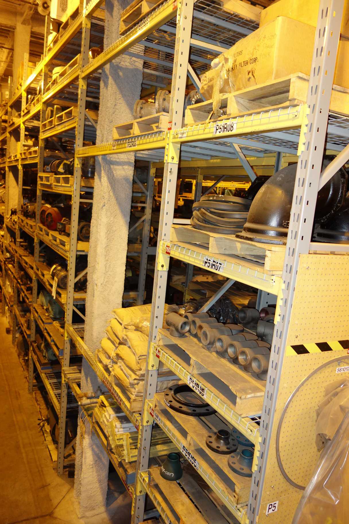 CONTENTS OF 2 UPRIGHT RACKING SECTIONS, FITTINGS - VALVES