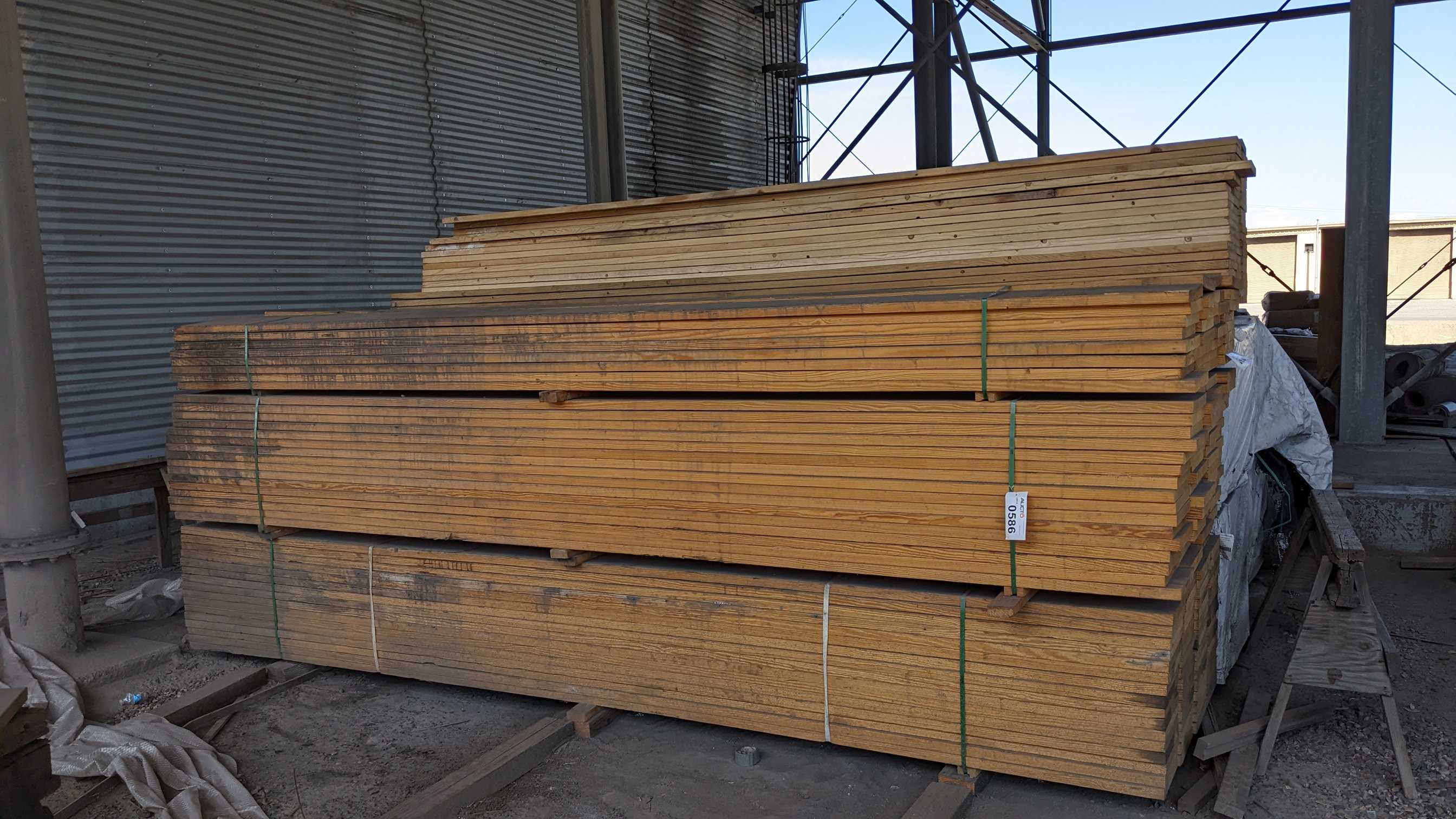 LOT OF WOOD PLANKS - TRAILER MOUNTED EQUIPMENT