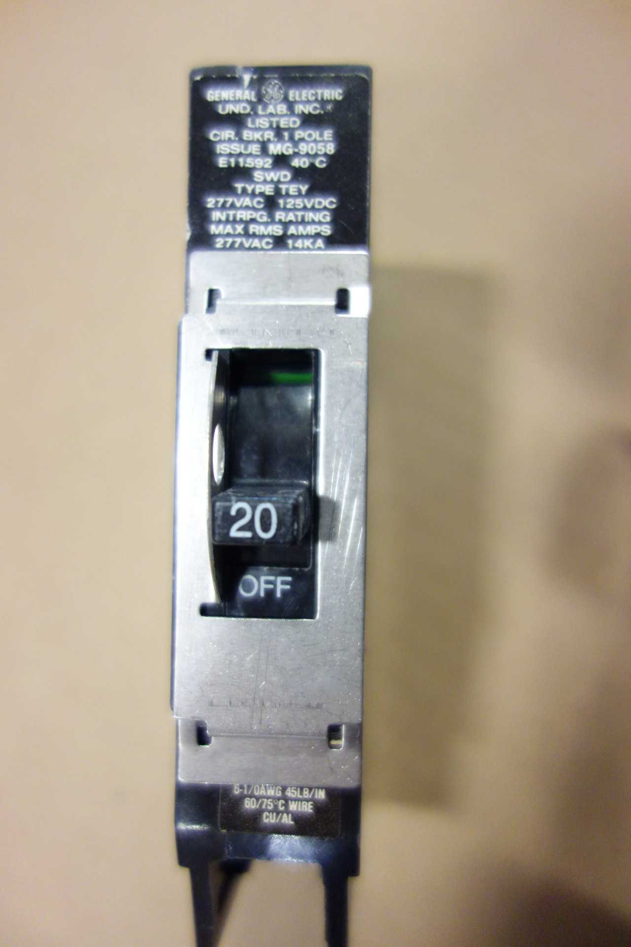 LOT OF GENERAL ELECTRIC GE MOLDED CASE CIRCUIT BREAKER - CIRCUIT BREAKERS