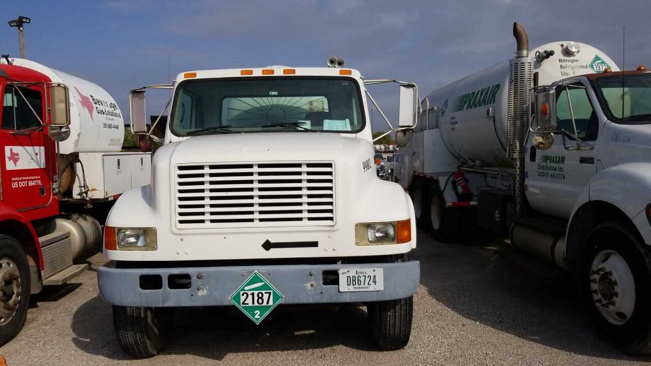 1998 International 4900 4x2 Micro-Bulk - HYDRO EXCAVATOR TRUCKS
