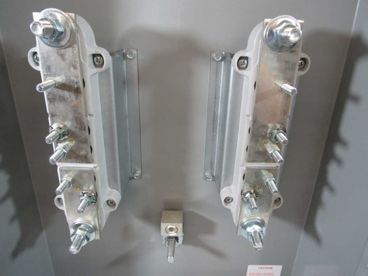 (1) Eaton CH9507K4 Meter Socket 480A 1 Ph 3 Wire 4 Jaws - ELECTRICAL COMPONENTS