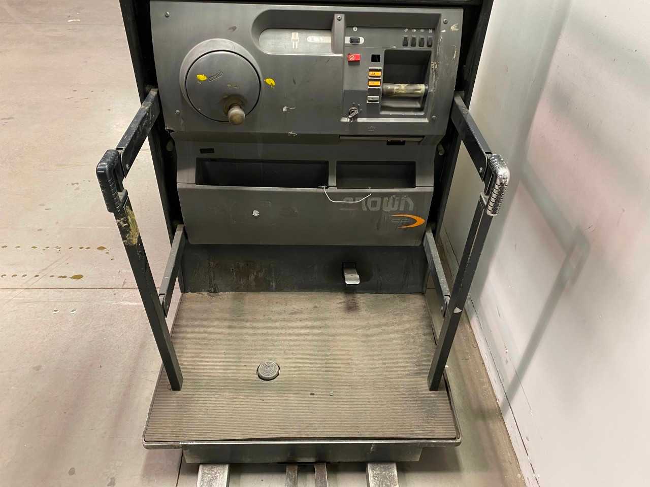 CROWN SP3220-30 3000LB 210IN 24V-DC ORDER PICKER - ORDER PICKER