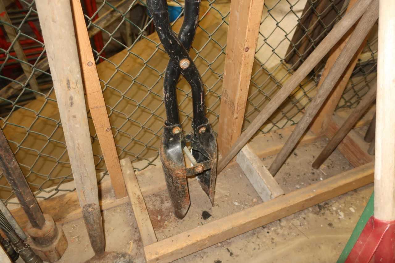 LOT OF ASSORTED GENERAL PURPOSE TOOLS, RAKES, BROOMS, POST HOLE DIGGER - ELECTRIC POWER TOOLS