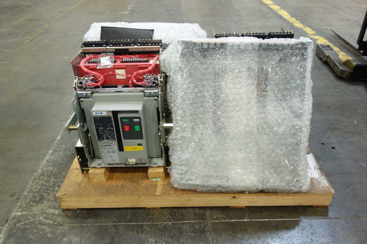 LOT OF EATON LOW VOLTAGE AC POWER CIRCUIT BREAKER - CIRCUIT BREAKERS