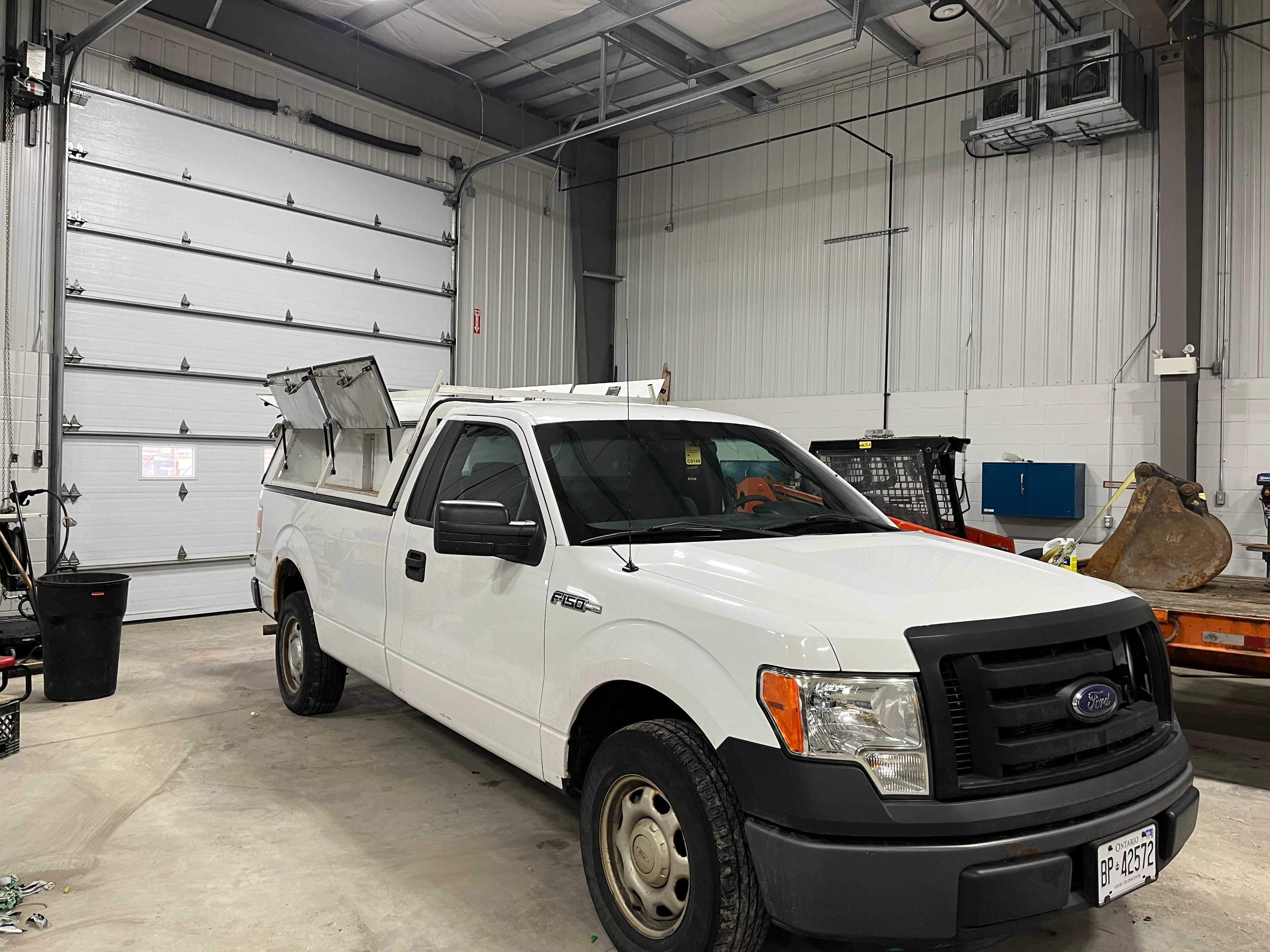 2014 FORD F150 XLT 4X2 REG. CAB LONG BOX PICKUP TRUCK WITH TOPPER - BUSSES & VANS
