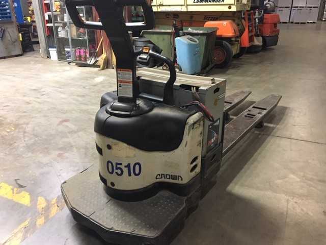 2005 Crown PE4000-80 double rider pallet jack, Lemoyne, PA - MANUAL PALLET JACKS