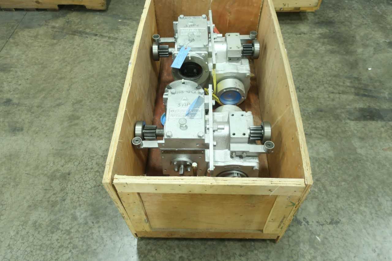 LOT OF 2 CLYDE BERGMAN GEAR REDUCERS SERIES RXL000084, RXL000085 - MISCELLANEOUS