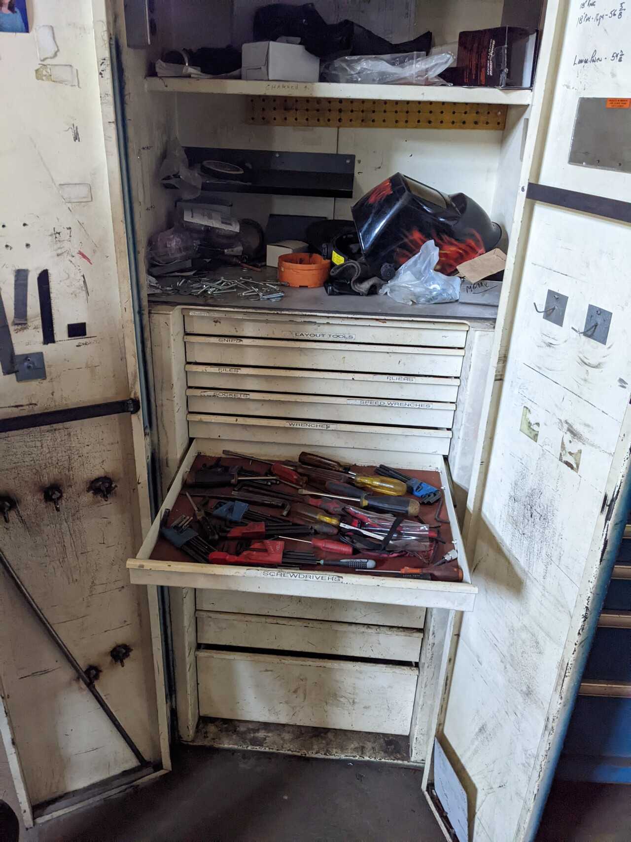 10 DRAWER TOOL CABINET LOCKER WITH CONTENTS, ASSORTED TOOLS, HAMMERS, SOCKETS, ALLEN KEYS, WRENCHES - TOOL STORAGE