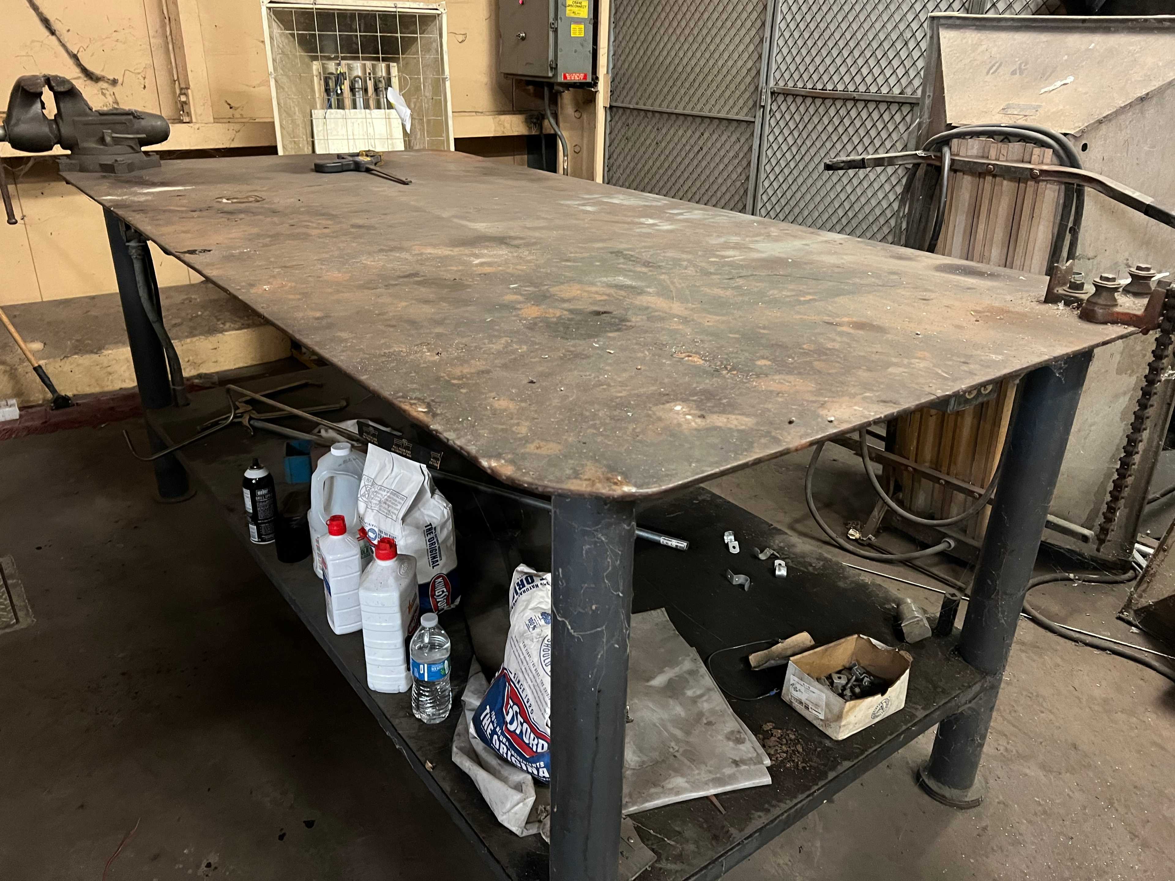 TABLE WITH VICE - MATERIAL HANDLING TABLE WITH VICE - MATERIAL HANDLING