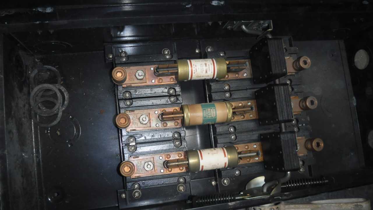Two 400 Amp Bulldog Safety Switches - DISCONNECT SWITCHES