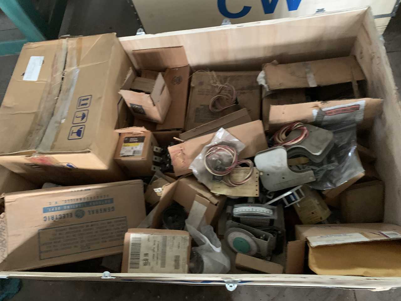 CRATE OF MISC. ELECTRICAL AUTOMATION EQUIPMENT GENERAL ELECTRIC ETC. - ELECTRICAL COMPONENTS