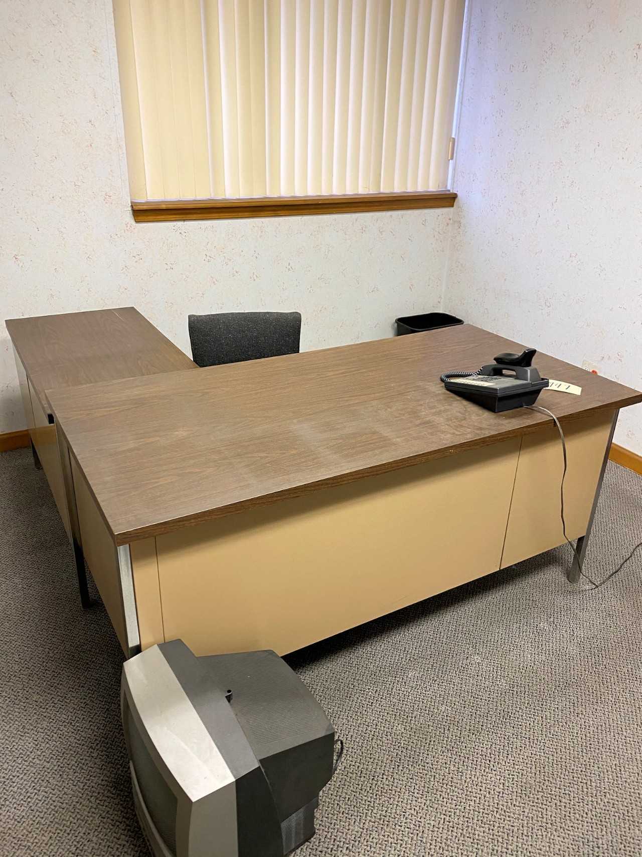 Lot) Desk and (2) Bookcases in (1) Room - PLANT & FACILITY