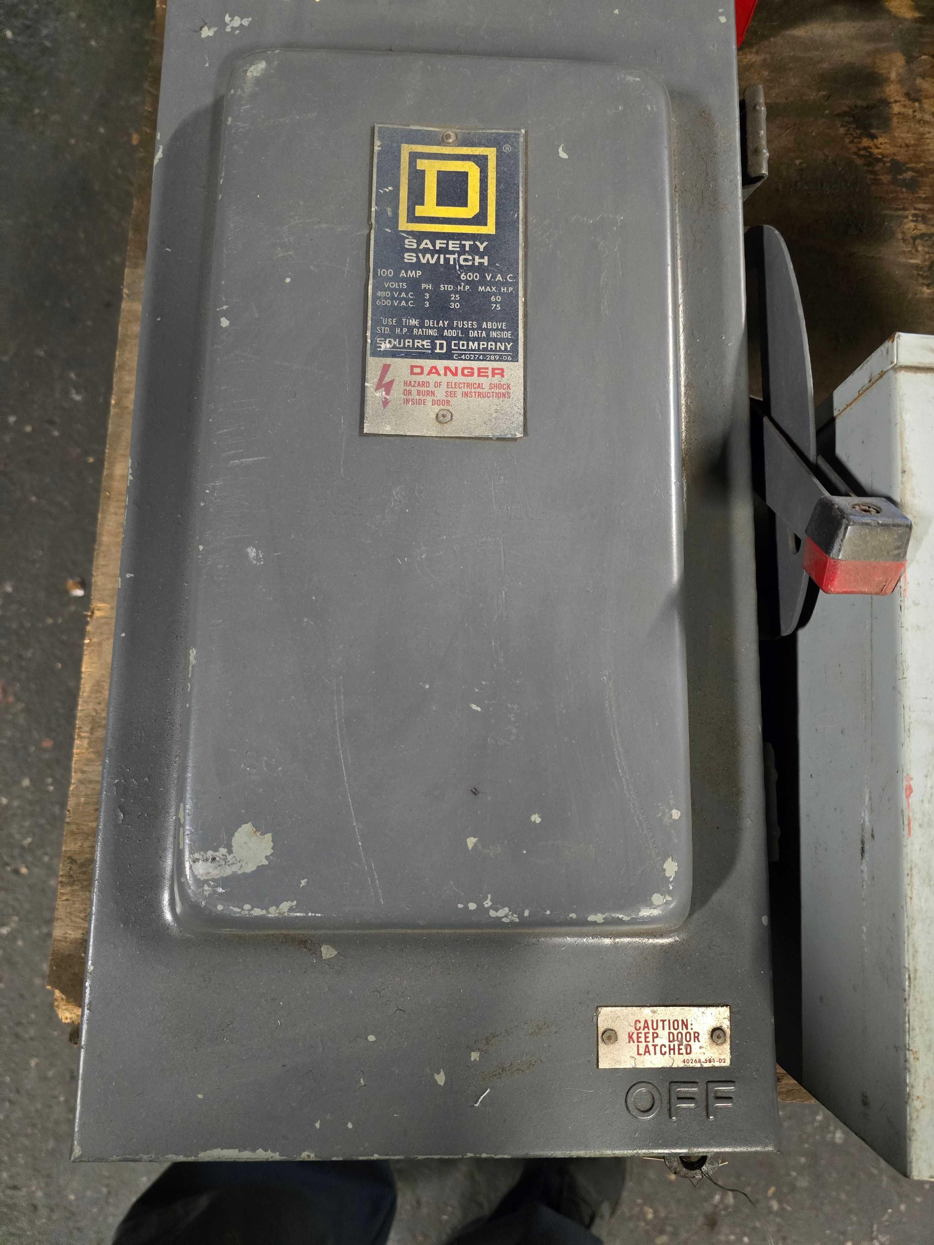 SQUARE D 100 AMP DISCONNECT & FEDERAL PACIFIC 3 KVA TRANSFORMER - ELECTRICAL COMPONENTS