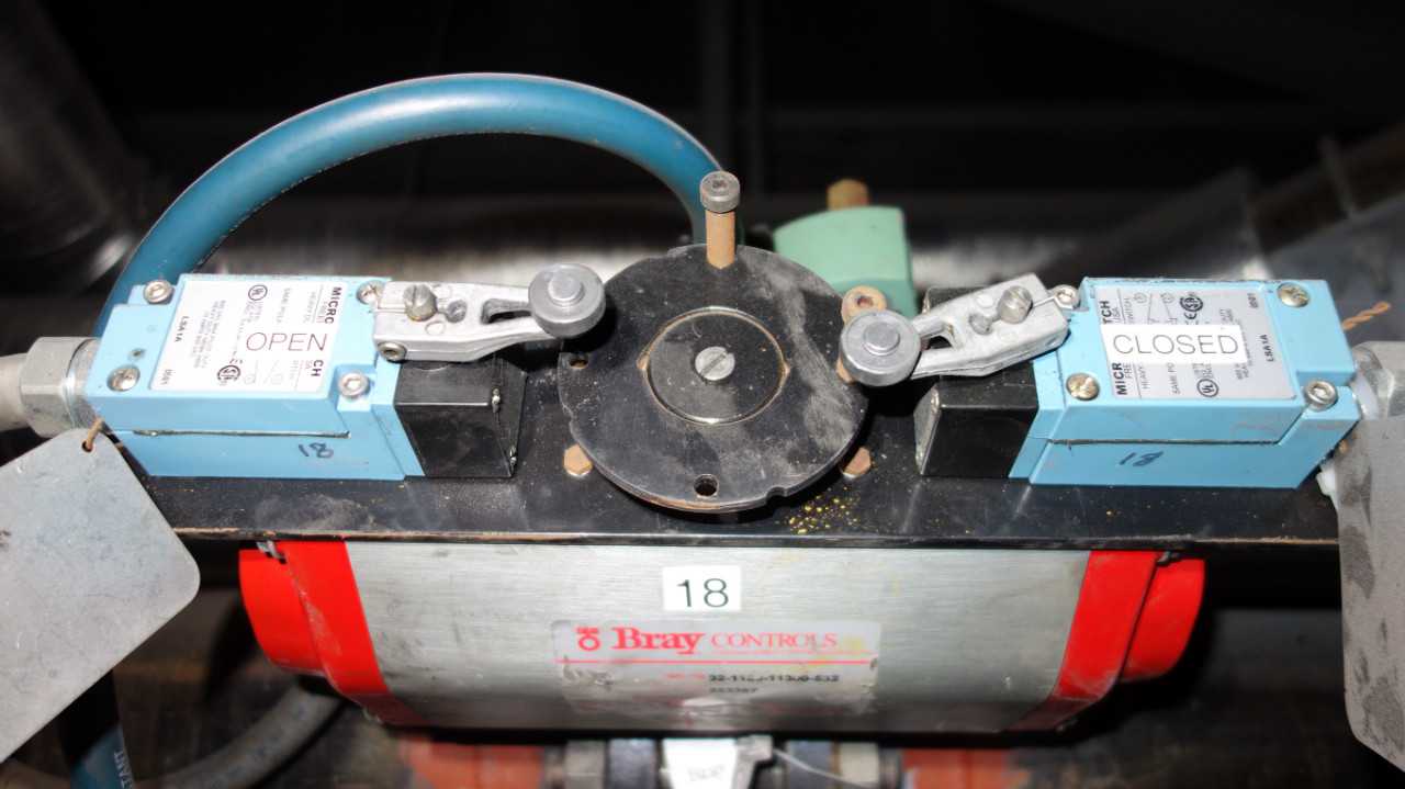 LOT OF 5 BRAY 6IN PNEUMATIC BUTTERFLY VALVES - VALVES
