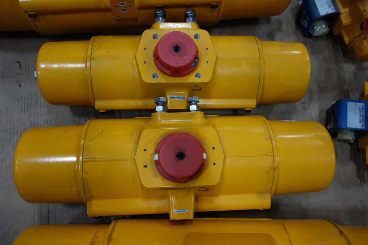 LOT OF ASSORTED HYTORK PNEUMATIC VALVE ACTUATORS - VALVES