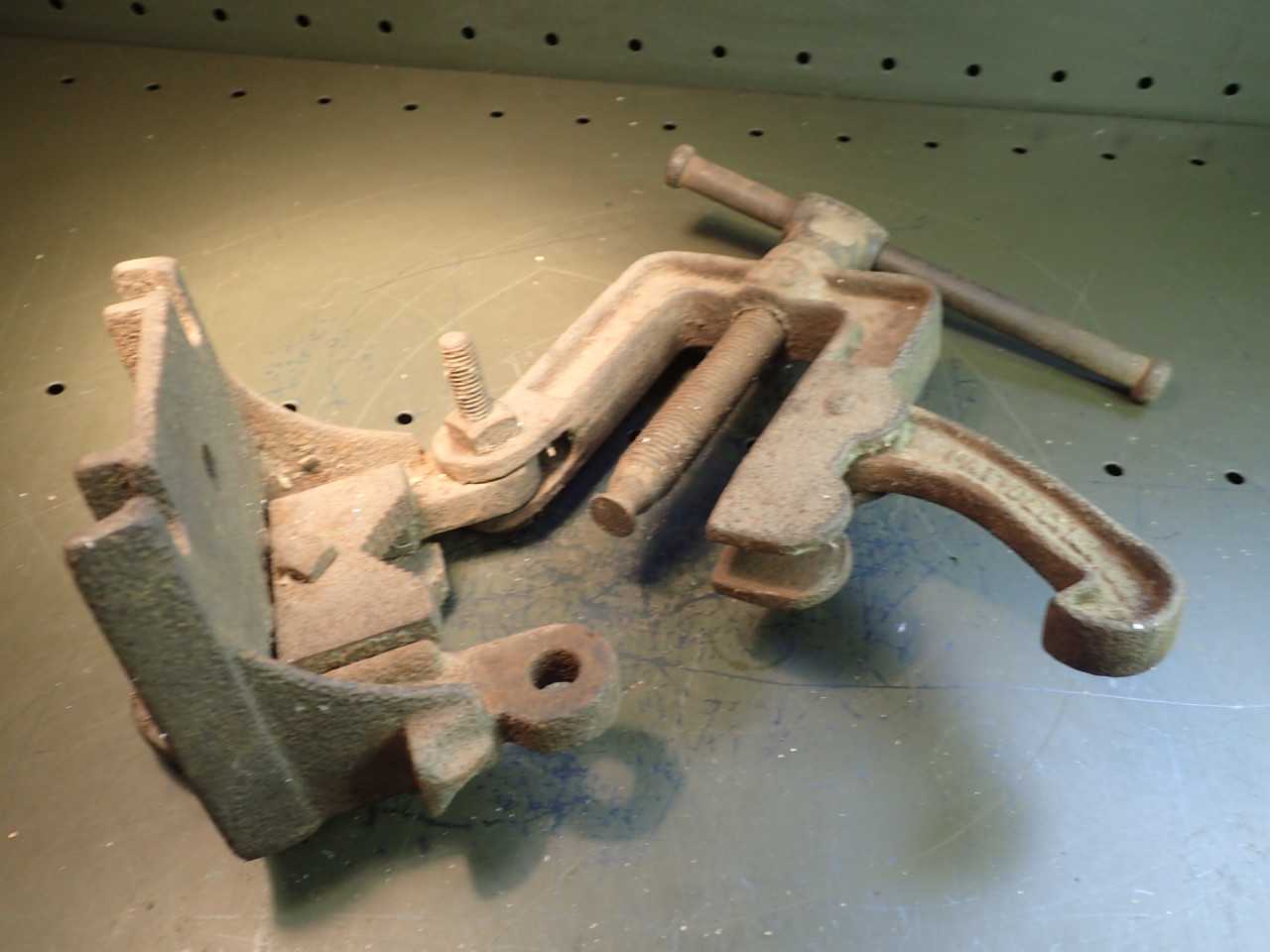 Armstrong 2-1/2" Bench Mount Pipe Vise, Made in the USA, Used in Good Condition - ELECTRIC POWER TOOLS