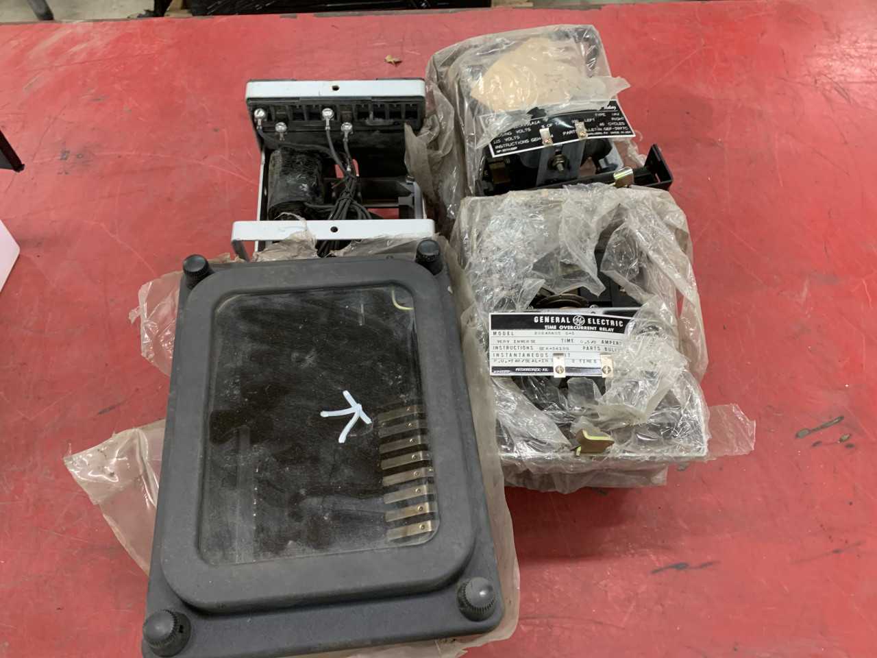 LOT OF GENERAL ELECTRIC OVERCURRENT RELAY PARTS - AUTOMATION & CONTROLS