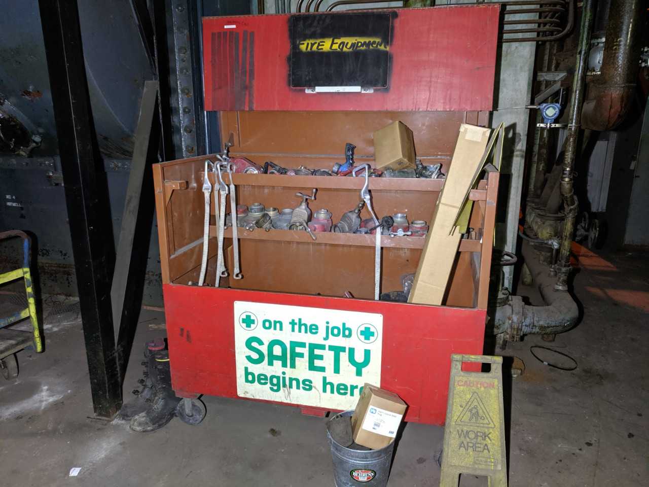 KNACK ROLLING JOB BOX WITH VALVES, PPE - VALVES KNACK ROLLING JOB BOX WITH VALVES, PPE - VALVES
