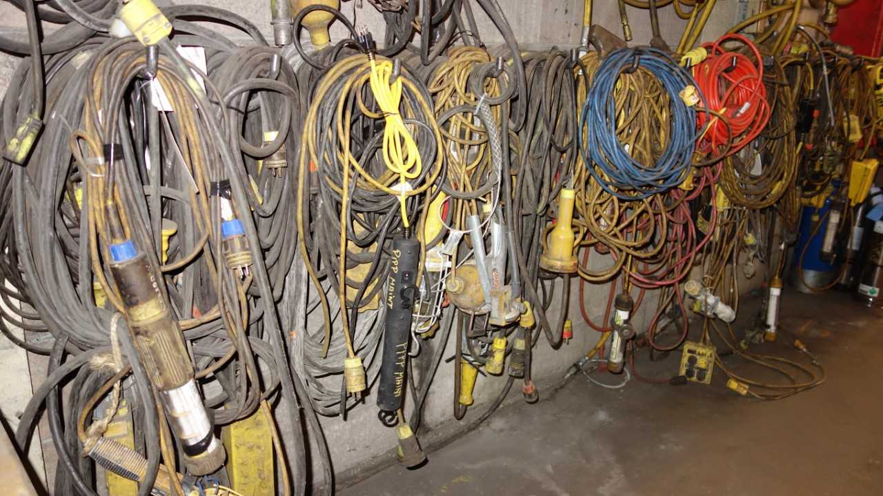 ASSORTED LOT OF EXTENSION CABLE AND LIGHTING - LIGHTING