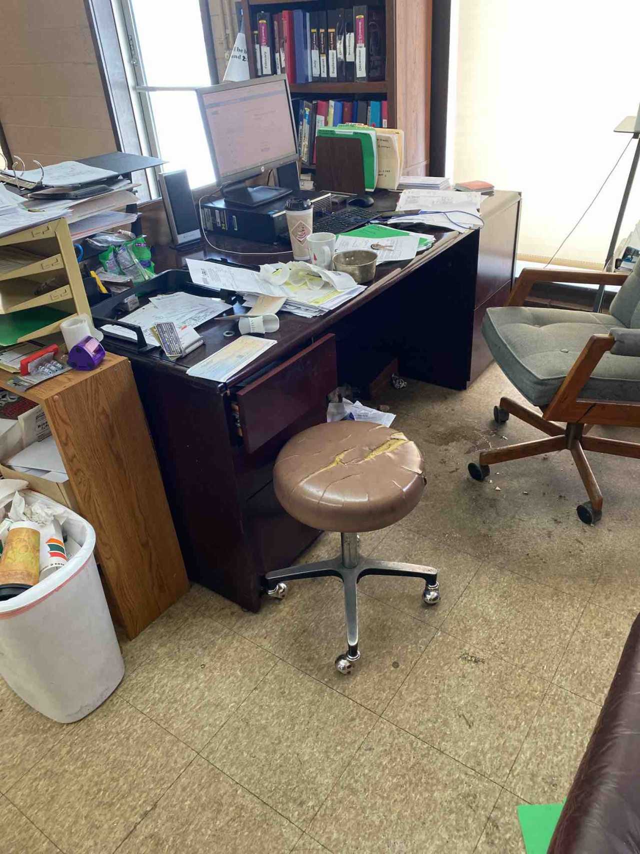 Lot of 2 Office desks - MATERIAL HANDLING