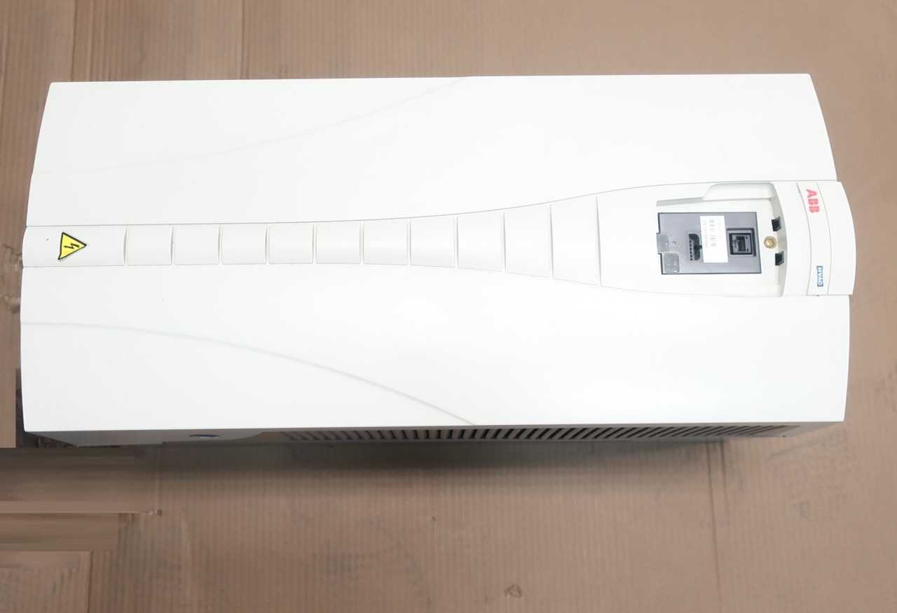 ABB ACH550-UH-157A-4 157A AMP 48-63HZ 380-480V-AC 157A AMP 0-500HZ 125HP 0-480V-AC AC MOTOR DRIVE - MOTOR DRIVES