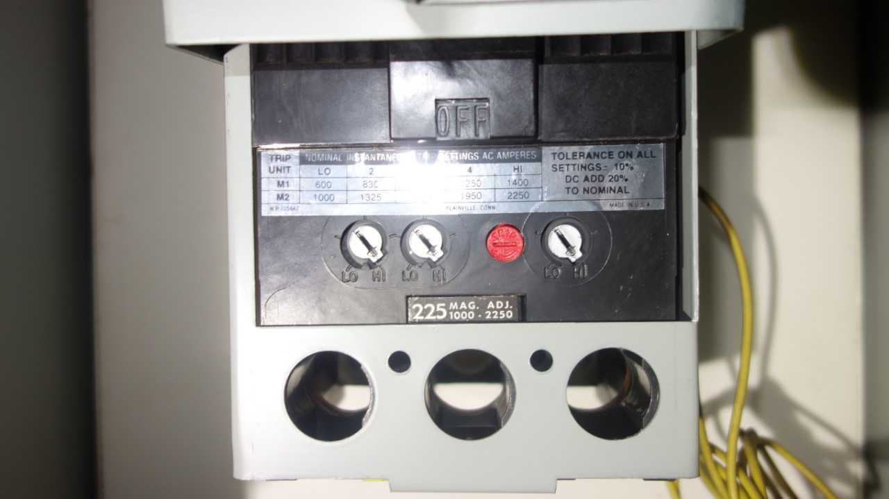 3X SECTIONS OF GENERAL ELECTRIC THED BREAKERS - CIRCUIT BREAKERS