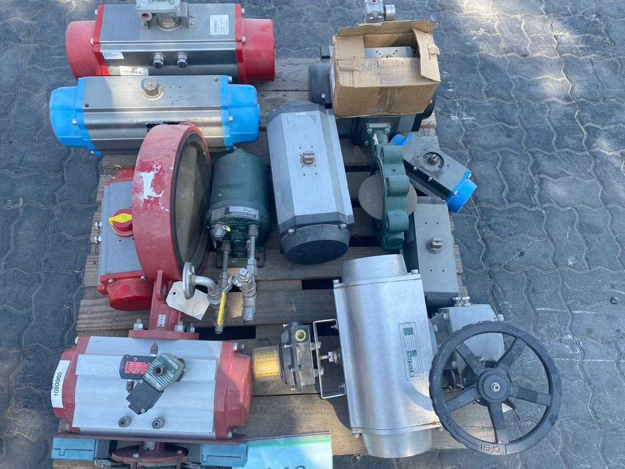 PALLET OF ASSORTED VALVES AND VALVES ACCESSORIES - VALVES