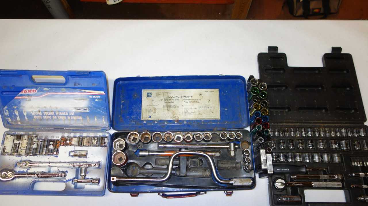 LOT OF 5 ASSORTED RATCHET SOCKET SETS - HAND TOOLS